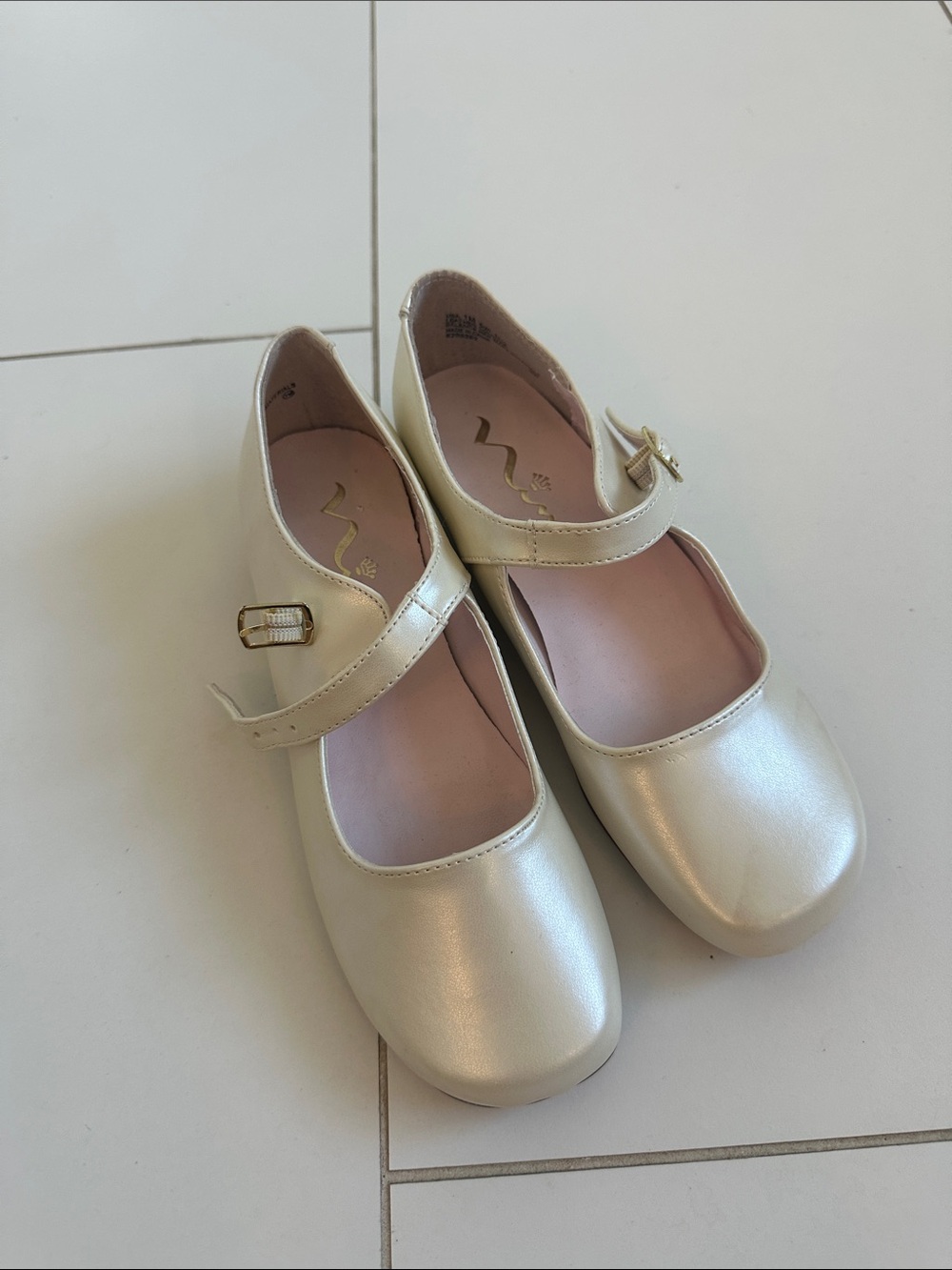 Nina Girls Metallic Cream Mary Jane Shoes with Buckle Strap 1
